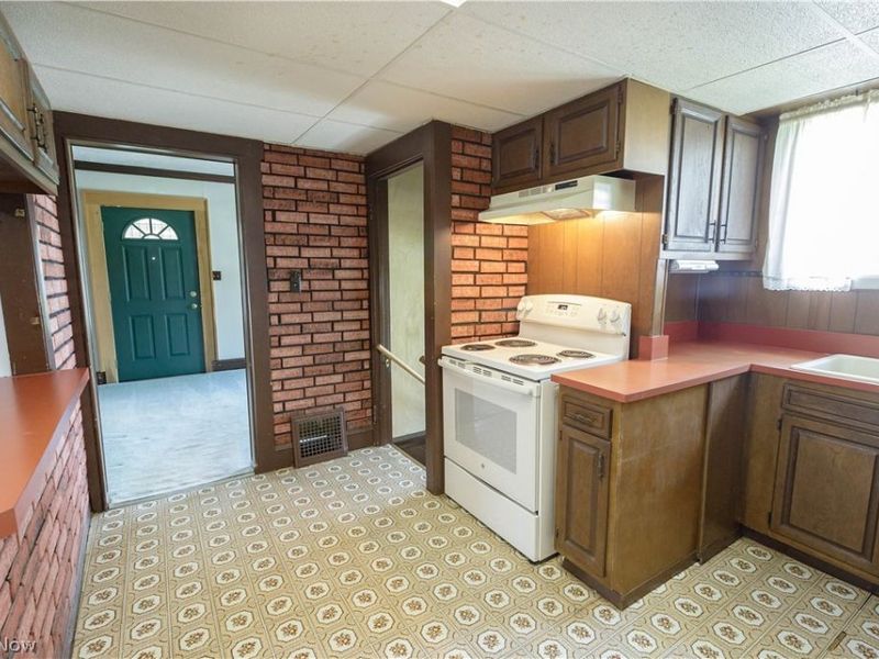 518 Hoover Place SE, Hartville, OH 44632 Photo 6