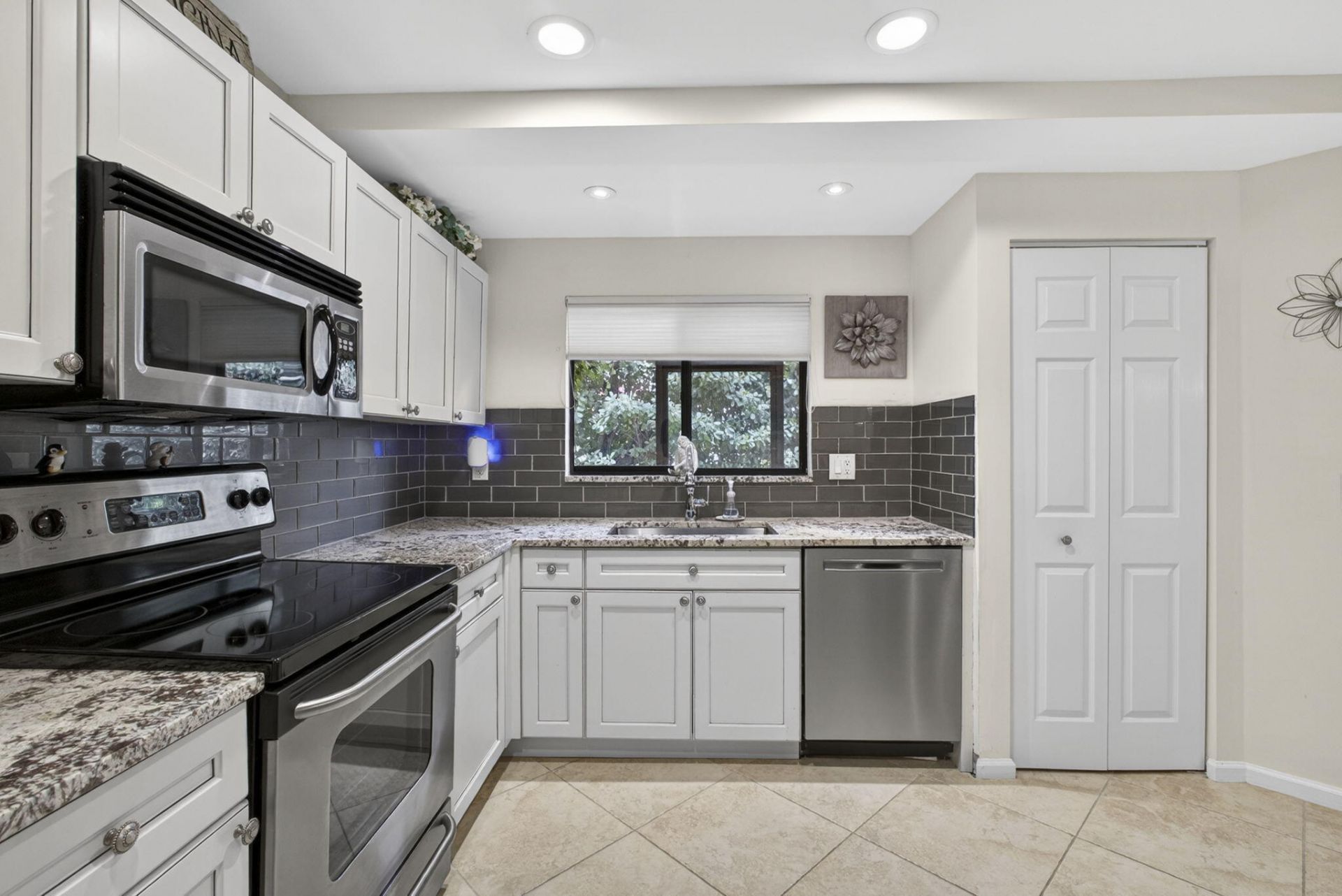 23 Lexington Lane W, Unit B, Palm Beach Gardens, FL 33418 Photo