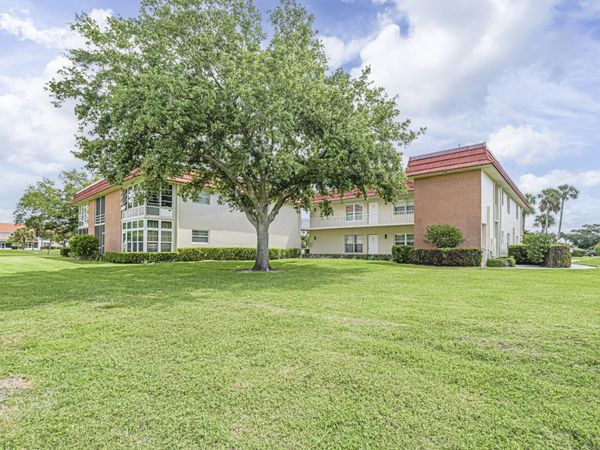 4 Vista Palm Lane, Unit 105, Vero Beach, FL 32962