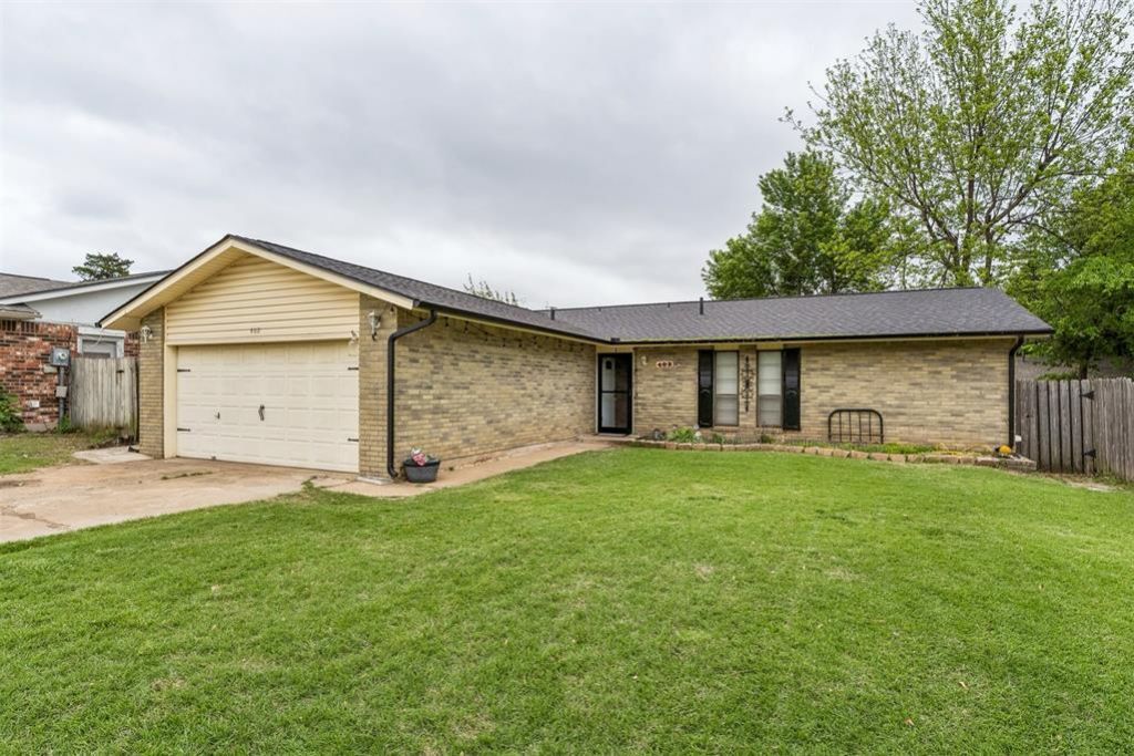 402 Oak Creek Drive, Yukon, OK 73099 Main Photo