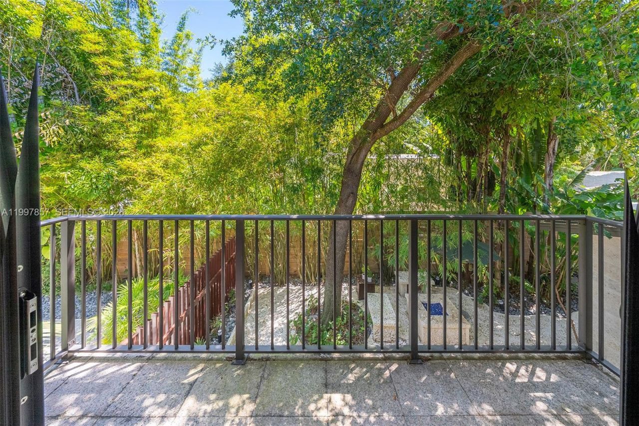 4046 El Prado Blvd, Miami, FL 33133 Photo