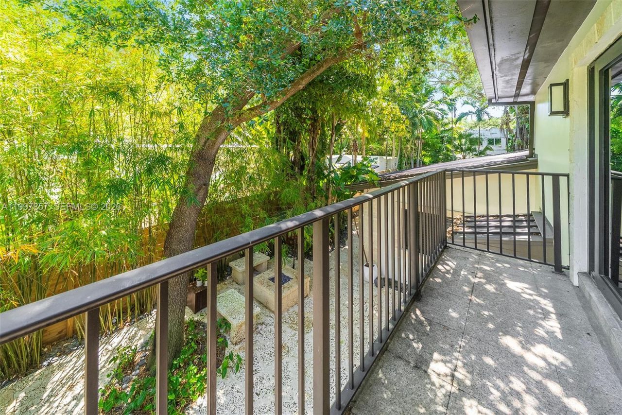 4046 El Prado Blvd, Miami, FL 33133 Photo