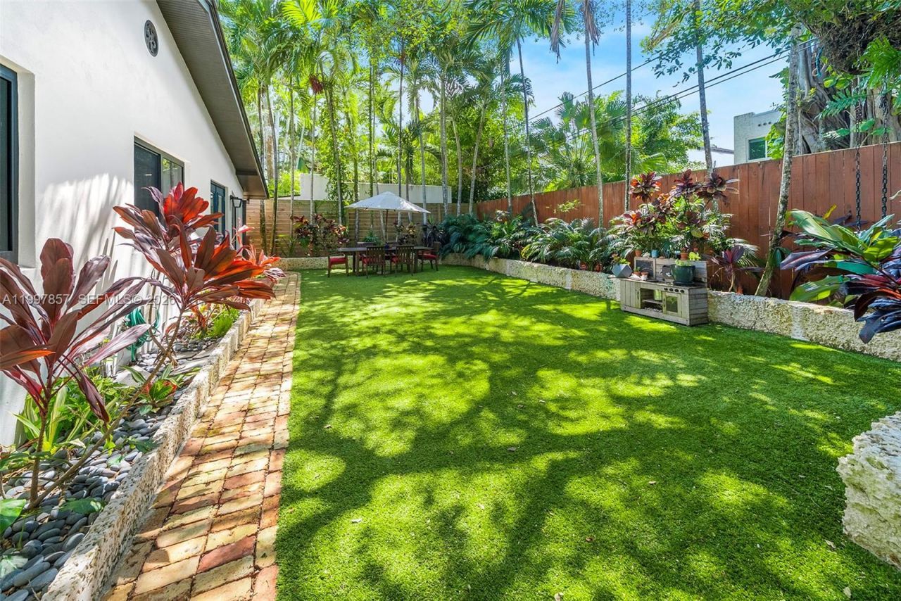 4046 El Prado Blvd, Miami, FL 33133 Photo