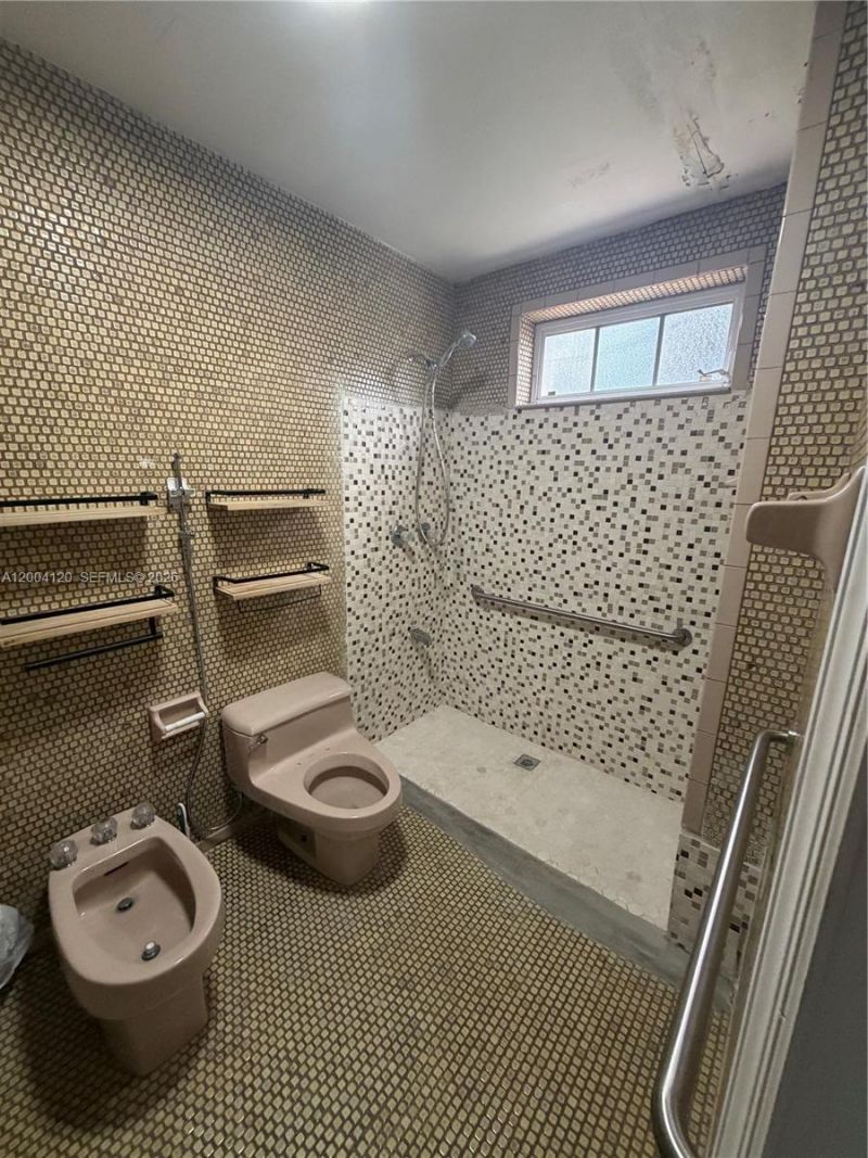 10910 SW 40th St , Miami, FL 33165 Photo