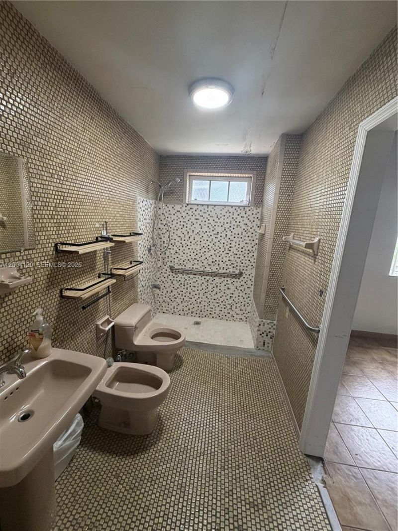 10910 SW 40th St , Miami, FL 33165 Photo