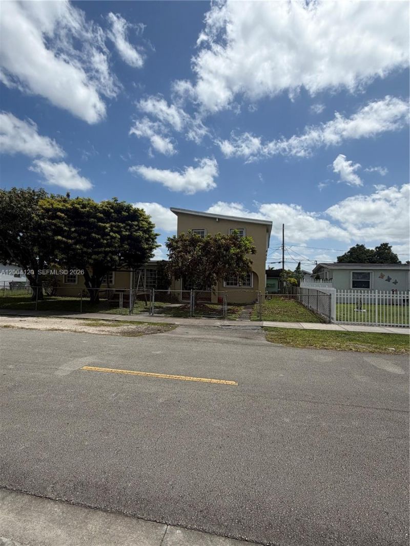 10910 SW 40th St , Miami, FL 33165 Photo