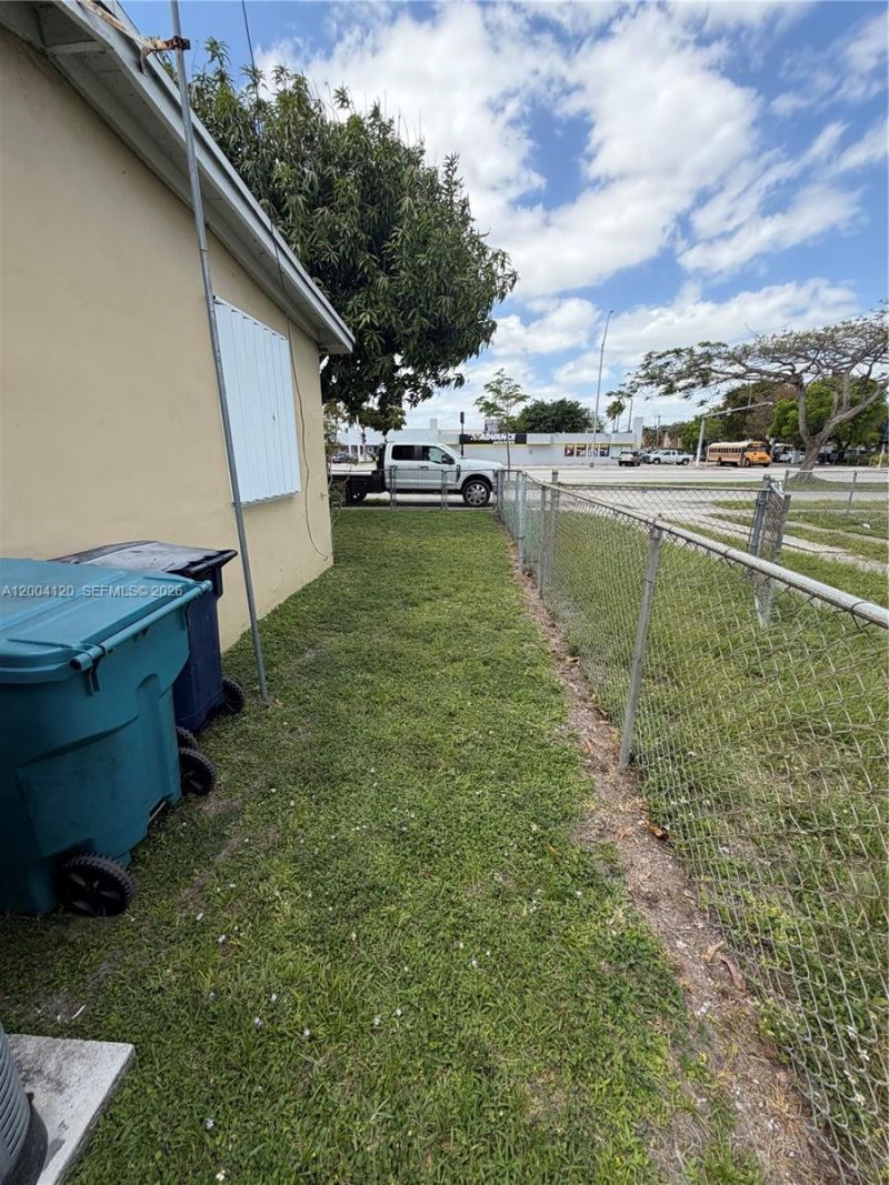 10910 SW 40th St , Miami, FL 33165 Photo