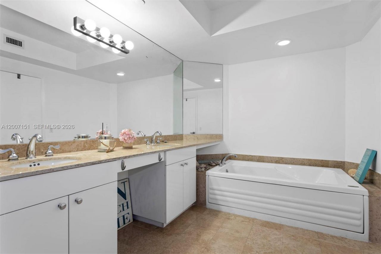 4779 Collins Ave , Unit 1908, Miami Beach, FL 33140 Photo