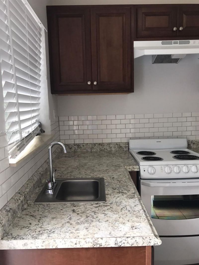 2483 SW 11th St , Unit 2483, Miami, FL 33135 Photo