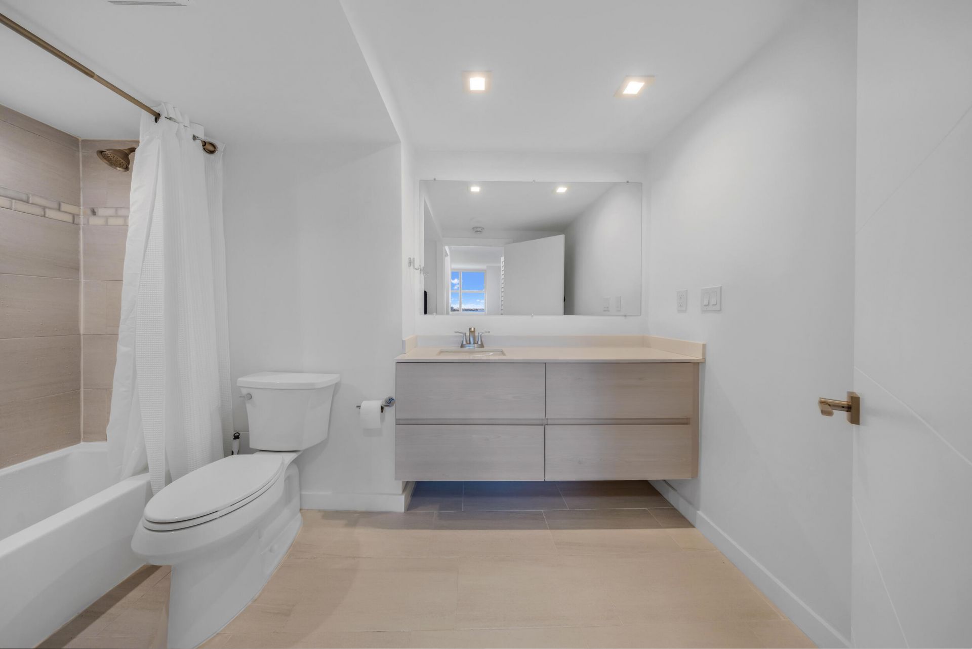 300 Bayview Drive, Unit 1614, Sunny Isles Beach, FL 33160 Photo