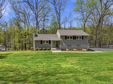 100 Old Fort Rd, Bernardsville, NJ 07924