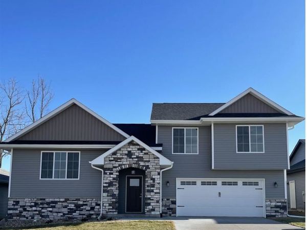 860 Siesta Dr, Tiffin, IA 52340