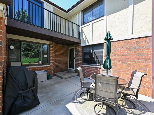 8187 S Forest Hills CIRCLE, Franklin, WI 53132