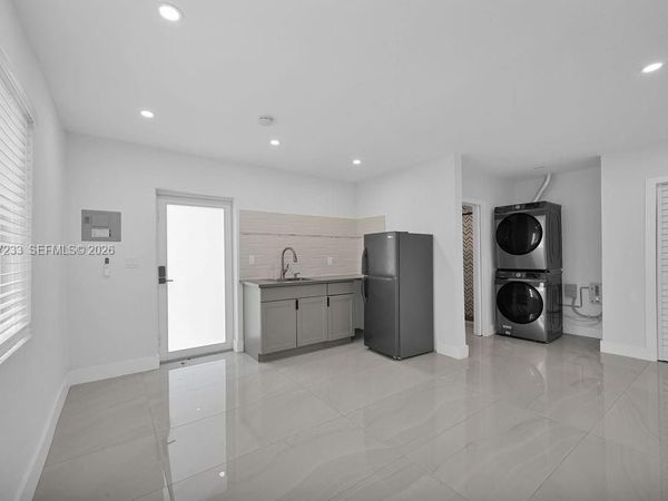 570 NW 48th St , Miami, FL 33127