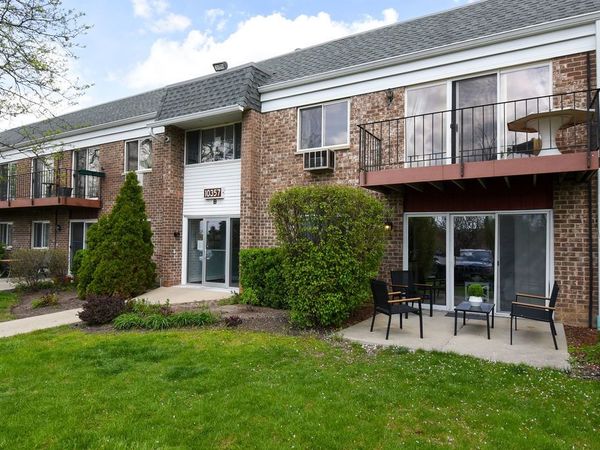 10357 Dearlove Road , Unit 1J, Glenview, IL 60025