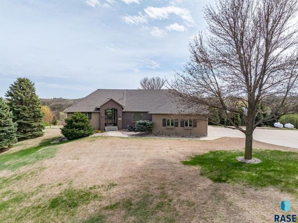 8415 E Sunset Cir, Brandon, SD 57005
