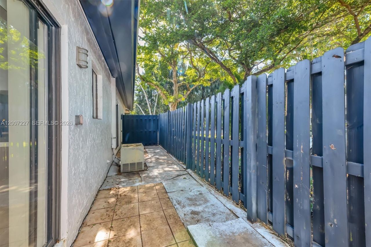 380 Fairway Cir , Unit 46, Weston, FL 33326 Photo