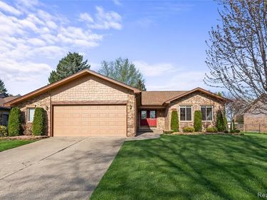 2238 Flanders Drive, Rochester Hills, MI 48307