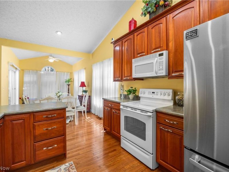 884 Lakeview Court, Kent, OH 44240 Photo 4