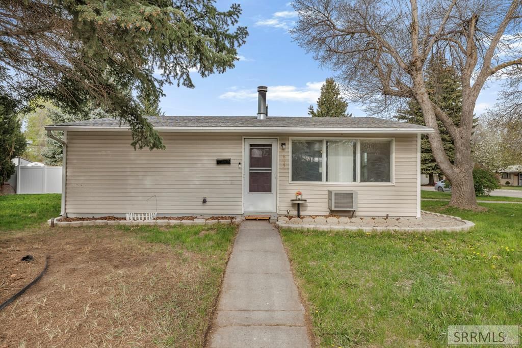 695 James Place, Idaho Falls, ID 83402 Main Photo