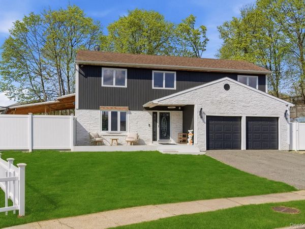 3 Rustic Court, Plainview, NY 11803