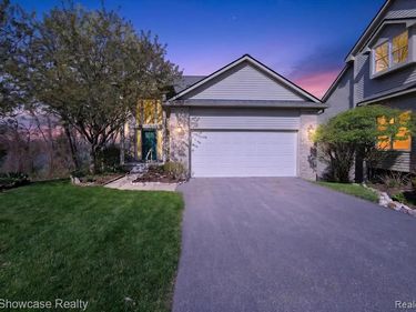 707 Pointe Court, Milford Vlg, MI 48381