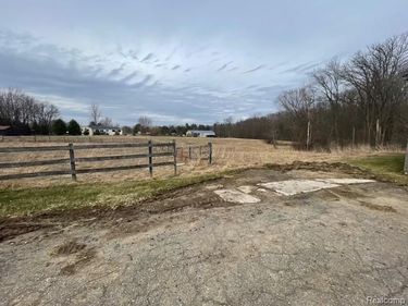 8261 Fenton Road , Grand Blanc Twp, MI 48439