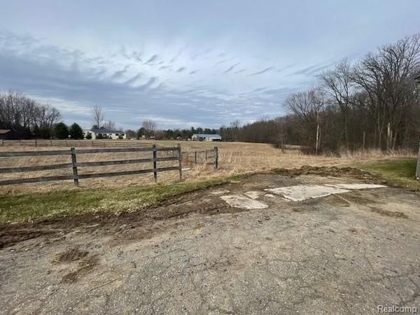 8261 Fenton Road , Grand Blanc Twp, MI 48439