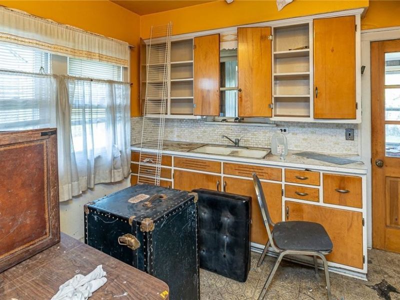 8214 Essen Avenue, Parma, OH 44129 Photo 7