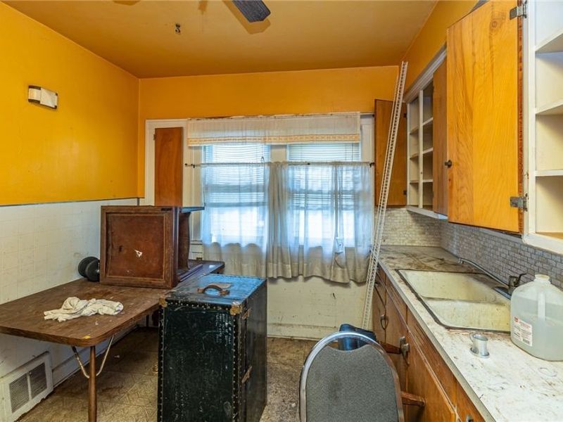 8214 Essen Avenue, Parma, OH 44129 Photo 8