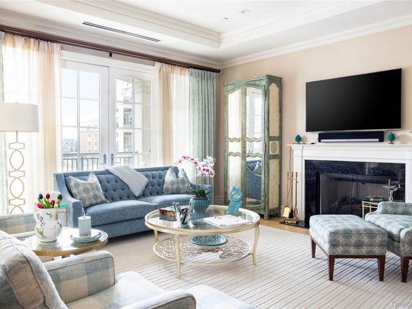 2000 Royal Court , Unit 2101, North Hills, NY 11040