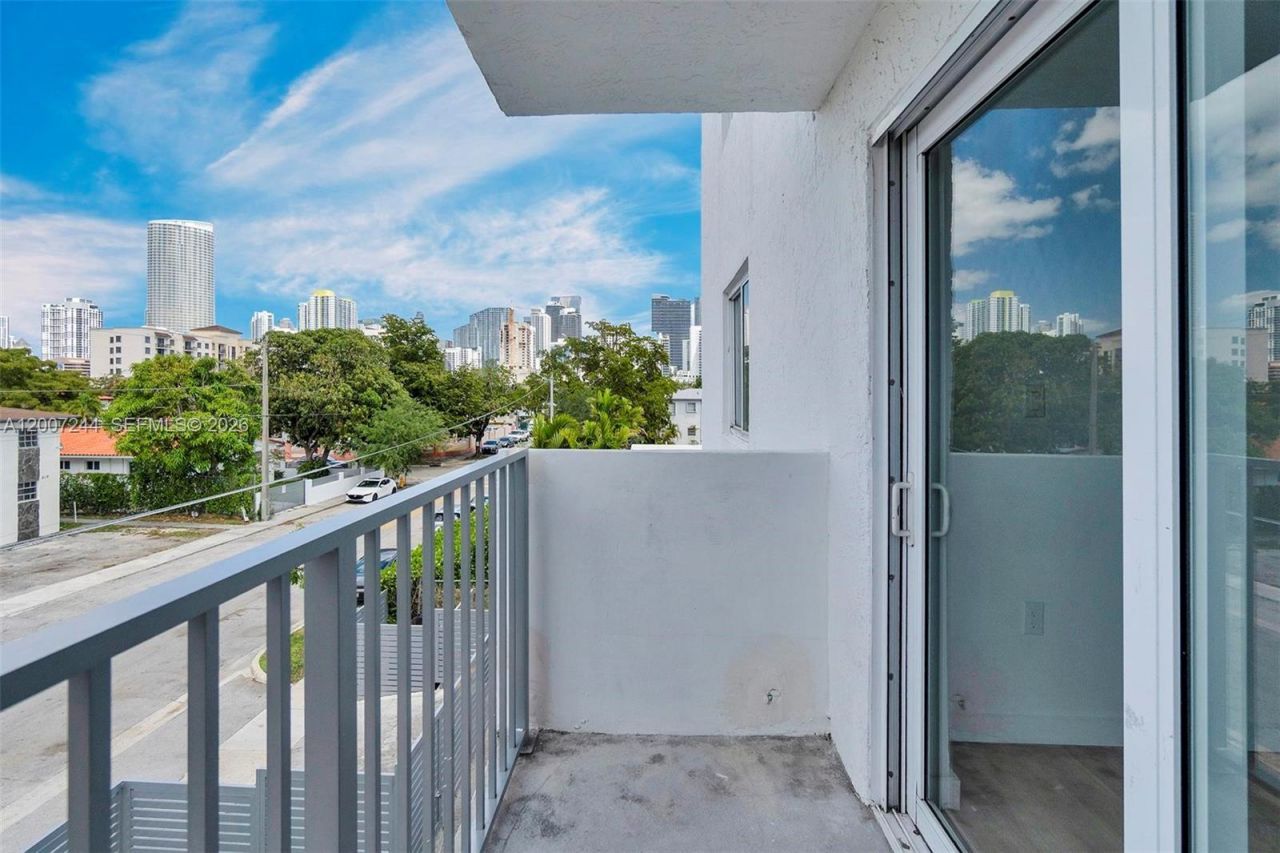 620 SW 10th St , Unit 301, Miami, FL 33130 Photo