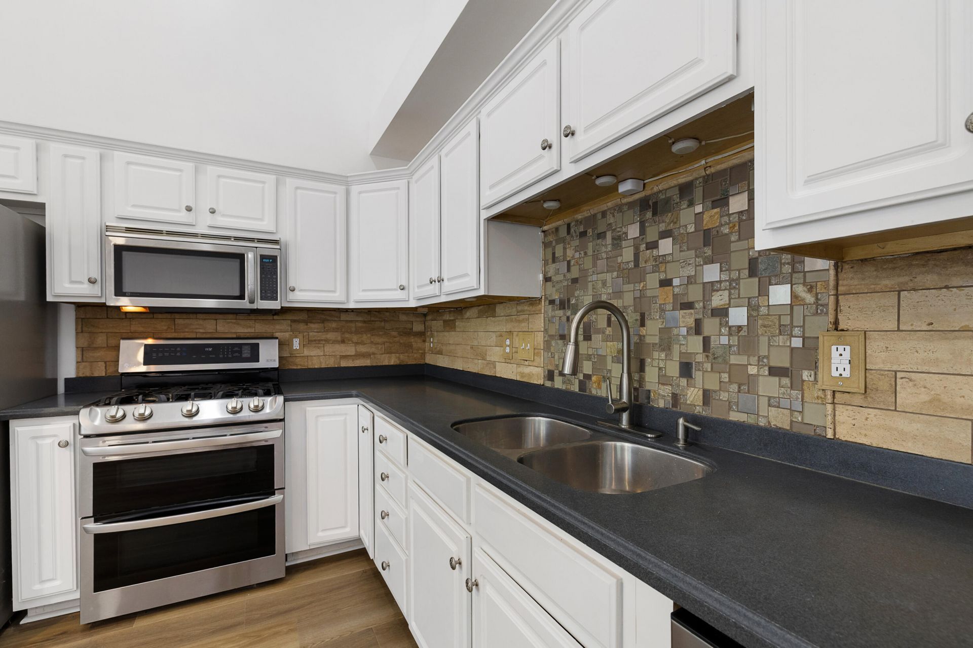 5304 Deep Blue Lane Photo 9