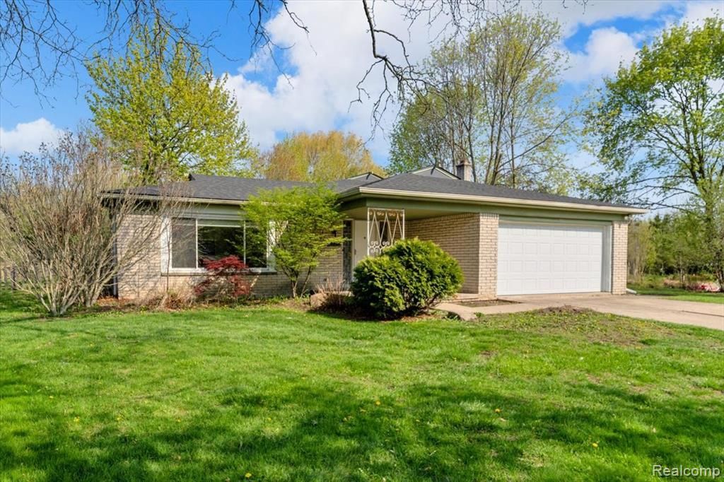 19230 Red Maple Court , Southfield, MI 48076 Main Photo