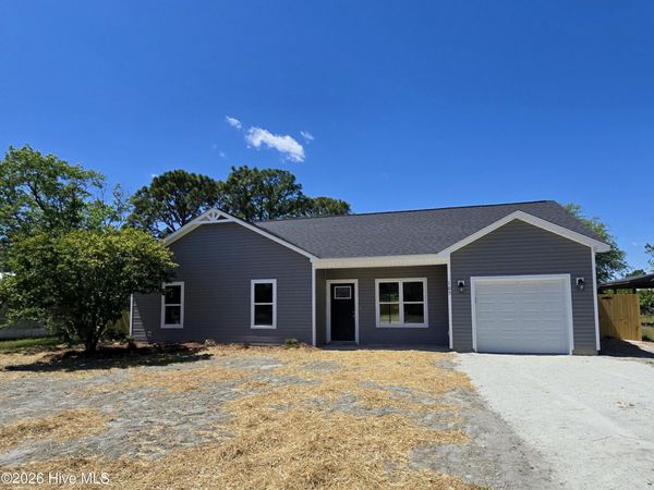 107 N Queen Street, Hubert, NC 28539