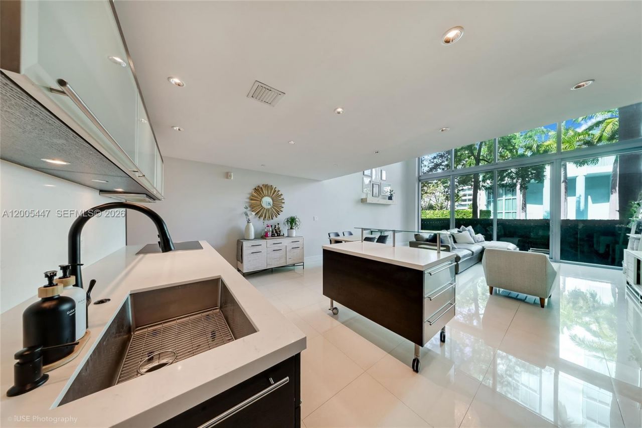 6000 Collins Ave , Unit 118, Miami Beach, FL 33140 Photo