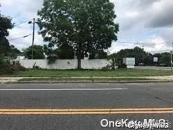 23 N Evergreen Drive, Selden, NY 11784