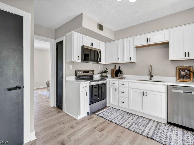 375 Hillside Road, Seven Hills, OH 44131 Photo 9