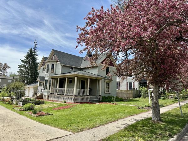 319 W South Street, Woodstock, IL 60098