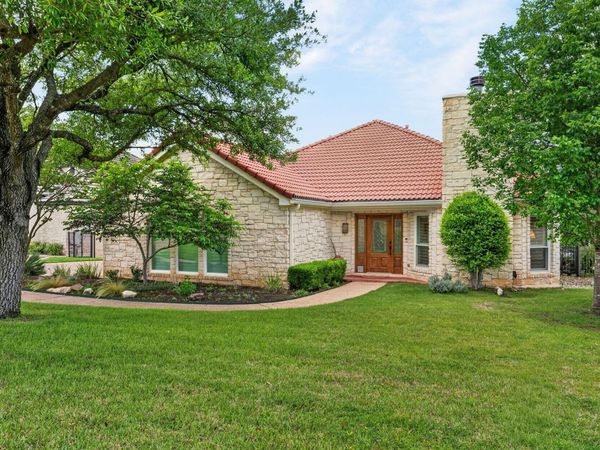 17 Stillmeadow DR, The Hills, TX 78738
