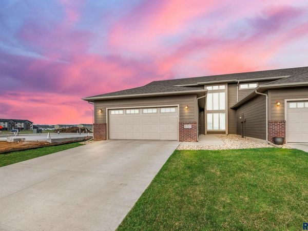 5717 S Yarrow Trl, Sioux Falls, SD 57108