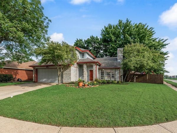 2871 Red Oak Drive , Grand Prairie, TX 75052