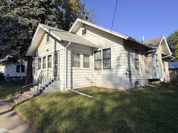 203 S D Street, Fairfield, IA 52556