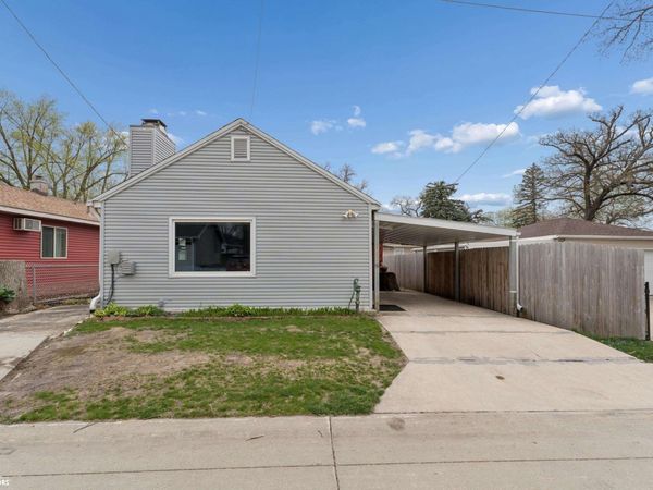 104 14th PL S, Clear Lake, IA 50428