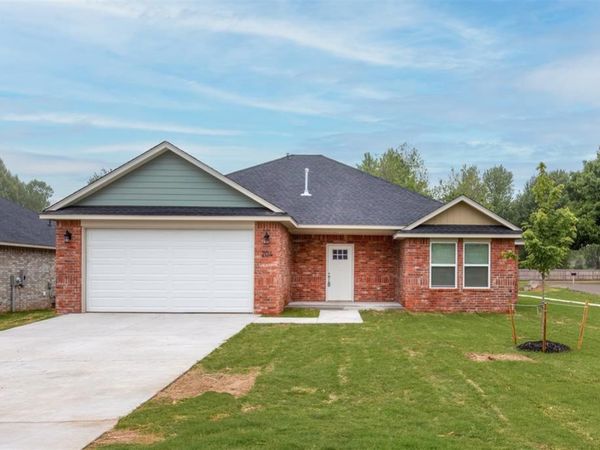 204 E Abbot Lane, Mustang, OK 73064