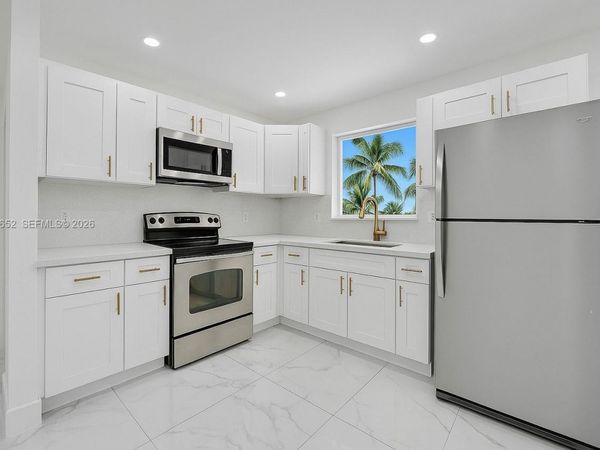 105 NW 14th Way , Dania Beach, FL 33004