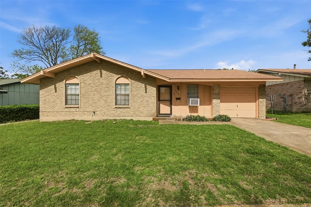 6435 Moonhill Drive, Dallas, TX 75241 Main Photo