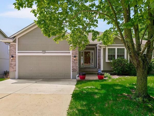 1832 NE Stonewood Drive, Lee's Summit, MO 64086