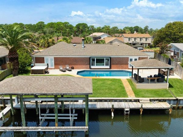 934 Aquamarine Dr, Gulf Breeze, FL 32563