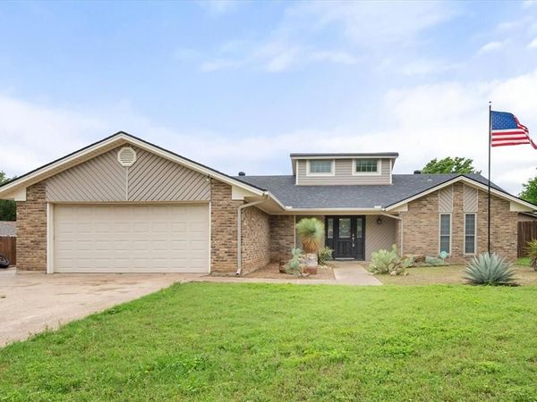 213 Meadowhill Drive, Benbrook, TX 76126